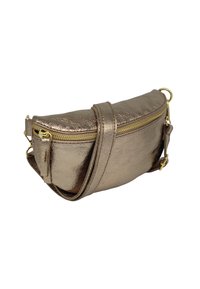 Sac bandoulière en bronze métallisé, fabriqué en simili cuir texturé, avec une fermeture éclair dorée et une bandoulière amovible.