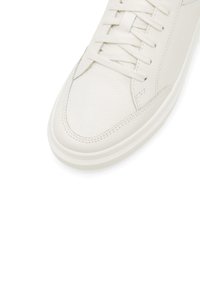 Weißer Sneaker aus Leder mit strukturierter Oberseite, genähten Details und weißen Schnürsenkeln, aus der Vorderansicht von oben auf weißem Hintergrund gezeigt.