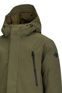 Olijfgroene waterdichte jas met een hoge hals, verstelbare capuchon, ritszak en een gestructureerde voering. Zwarte logo-patch op de mouw.