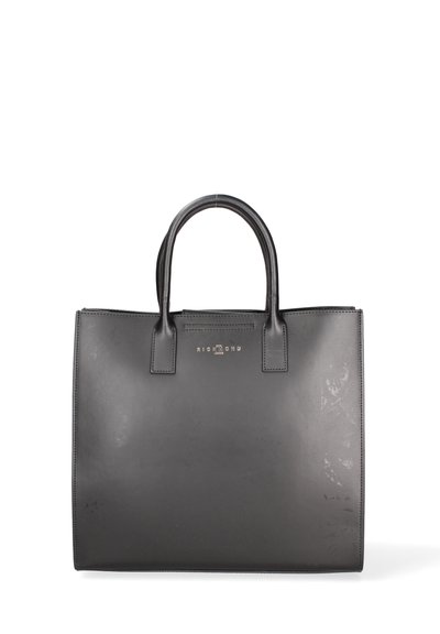 Borsa a tracolla in pelle nera con doppi manici, forma rettangolare, logo impresso e texture liscia. La finitura leggermente graffiata aggiunge dettaglio.