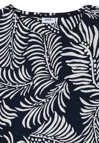 Tissu noir avec des motifs de feuilles tropicales blanches et une petite étiquette blanche avec le nom de la marque « Cecil » à l'encolure.