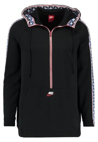 Svart zip-up hoodie med ett mönstrat innerfoder i huvan, röd dragkedja och framficka. Har kontrasterande sidostrippar och logotyp på bröstet.