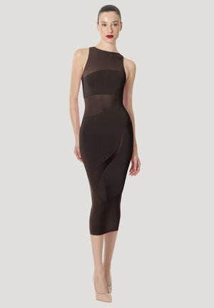 Figurbetontes schwarzes Kleid mit hohem Ausschnitt und transparenten Einsätzen. Verfügt über einen asymmetrischen Saum und eine glatte Textur, kombiniert mit hautfarbenen High Heels.