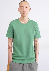 adidas Originals ESS W TEE - Basic T-shirt - preloved green