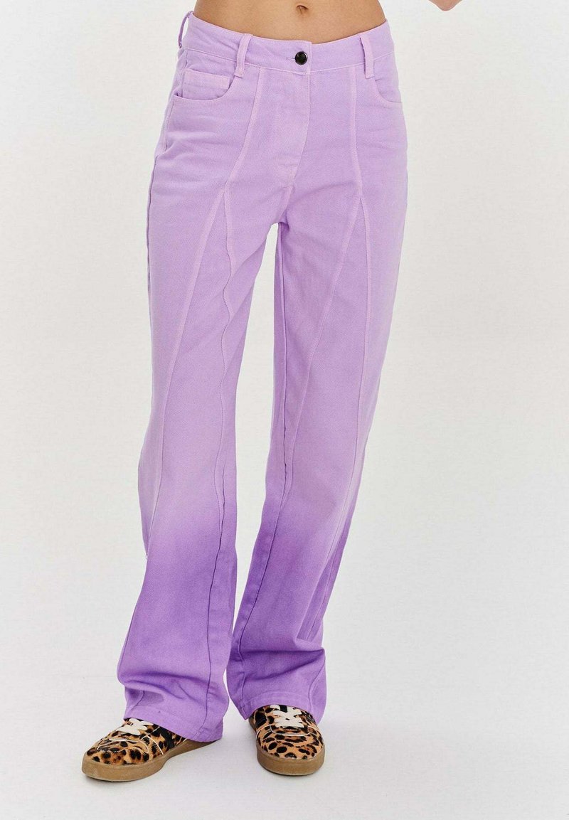 Fialové džíny se sepraným přechodem na spodní části, s předními kapsami, zapínáním na knoflík a rovnými nohavicemi.