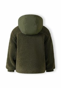 Giacca verde oliva con un corpo in pile morbido e testurizzato e un cappuccio liscio e opaco. Caratterizzata da una vestibilità comoda e polsini elasticizzati.