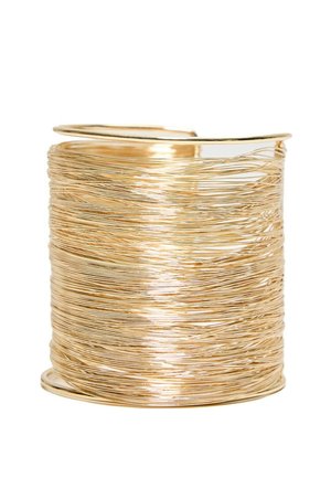 Breites Manschettenarmband aus mehreren dünnen goldenen Drähten, dicht zusammengedreht und mit offenen Enden.