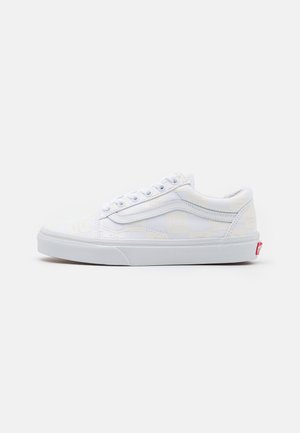 Baskets blanches basses avec un motif texturé, dotées d'un système de laçage à l'avant, d'un col rembourré et d'une semelle blanche unie, agrémentées d'un logo rouge.