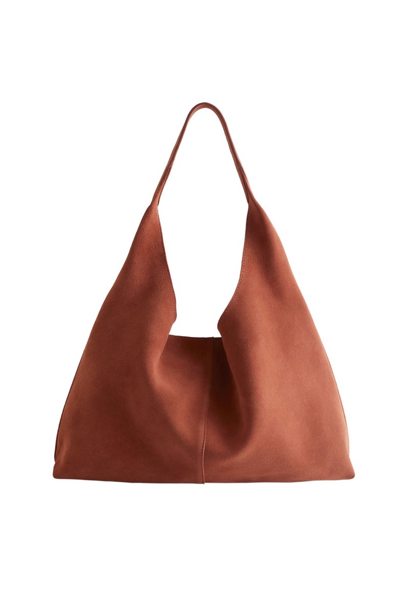 Braune Wildleder-Hobo-Tasche mit einer weichen, entspannten Silhouette, weichem Einstieg und einem langen, einzelnen Henkel. Minimalistisches Design, keine sichtbaren Beschläge.