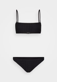 Crni bikini set koji se sastoji od teksturiranog bandeau topa s podesivim trakama i odgovarajućih donjih gaćica niskog struka, oboje izrađeno od rastezljivog materijala.