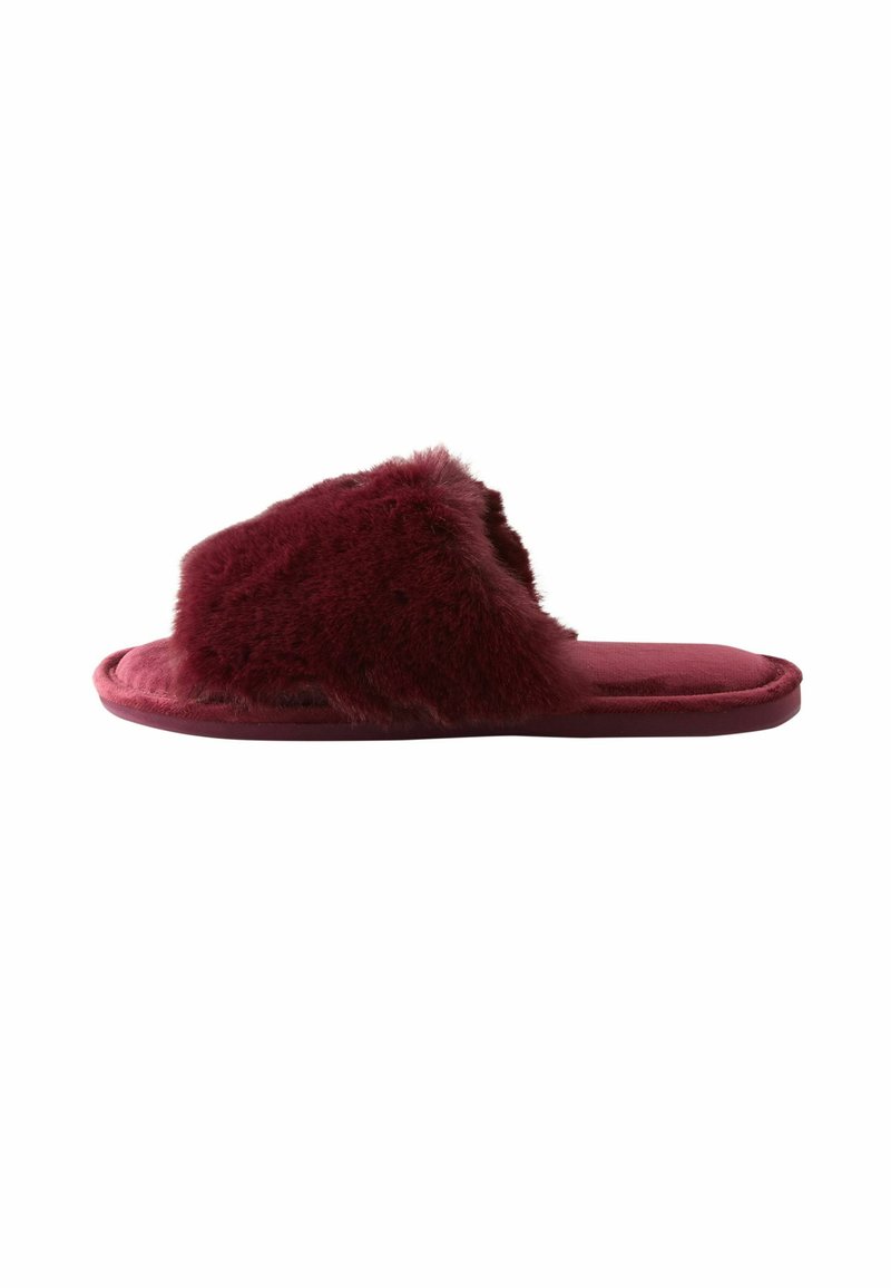 Bordeauxfarvede pels slippers med en tekstureret overdel, et bredt bånd over vristen og en flad, polstret sål for komfort.