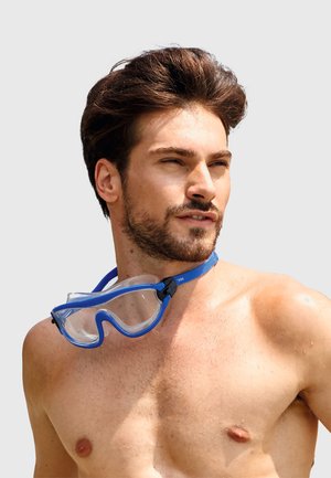 Blaue Schwimmbrille mit transparenten Gläsern, um den Hals an einem blauen Gurt getragen. Der Hintergrund ist in einer einfarbigen hellen Farbe.