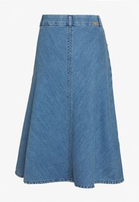 Jupe évasée en denim bleu clair, dotée d'une taille mi-haute et d'une texture lisse avec des coutures contrastantes le long des coutures.