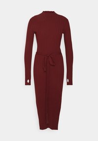 Robe midi en tricot côtelé à manches longues de couleur bordeaux, avec col montant, ceinture à la taille et détails d'encoche pour le pouce sur les poignets.
