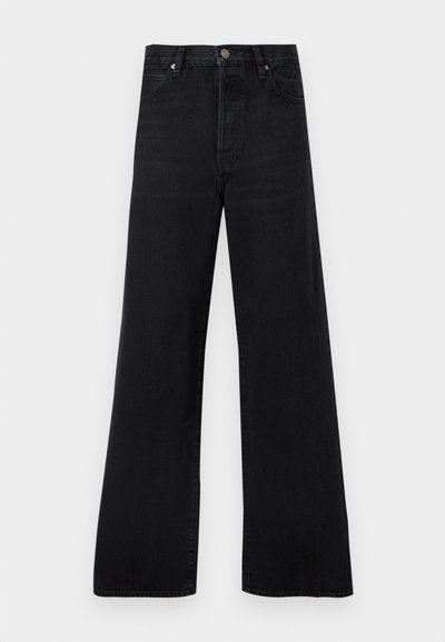 Fekete, magasderekú, bő szárú farmernadrág elöl gombolással, övbújtatókkal, elülső és hátsó zsebekkel, fehér háttéren lefektetve.