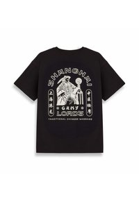 Camiseta de algodón negra con un gran estampado gráfico en blanco de una figura con el texto: "SHANGHAI LORDS MASAJE CHINO TRADICIONAL." Manga corta.