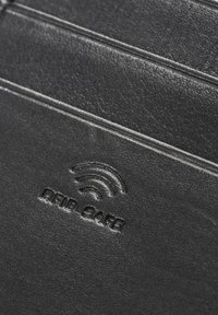 Portafoglio in pelle nera con protezione RFID. Texture pregiate e logo "RFID SAFE" in rilievo con grafica del segnale. Diverse fessure per carte.