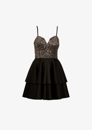 Rochie neagră fără mâneci, cu un corset ajustat brodat cu paiete și o fustă evazată în straturi, având bretele subțiri și un decolteu în formă de inimă.