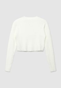 Biały krótki sweter z długimi rękawami, prążkowaną fakturą, okrągłym dekoltem i czystymi krawędziami. Prosty fason, bez widocznych wzorów czy akcesoriów.