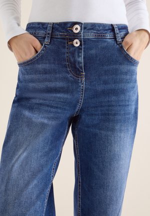 Blauwe spijkerbroek met een rechte pijp, twee voorzakken, en dubbele knoopsluiting in de taille, met een klassieke verweerde textuur.