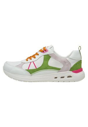 Baskets blanches avec des accents en suède vert, rose et gris, lacets orange, bout arrondi et semelle rembourrée avec des trous de ventilation.