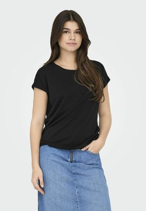 Czarny t-shirt z krótkim rękawem i okrągłym dekoltem, zestawiony z niebieską spódnicą dżinsową z zamkiem błyskawicznym z przodu i kieszeniami.