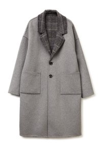 Cappotto di lana grigio con una fodera a colletto a quadri neri e grigi, due ampie tasche frontali e tre bottoni di chiusura.