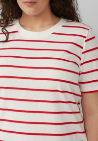 Witte katoenen t-shirt met rode horizontale strepen, ronde halslijn en korte mouwen. Gladde textuur met een casual pasvorm en geen zichtbare graphics.
