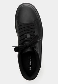 Fekete bőr sneaker kerek orral, texturált felső résszel, fekete fűzőkkel és belső logóval. 42-es méret. Simas felület, párnázott belső.