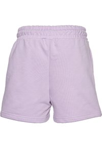 Fialové šortky vyrobené z měkké látky, s elastickým pasek, bočními kapsami a volným střihem. Hladká textura s obšitými okraji.