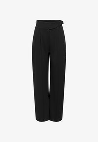 Pantalones negros de pierna ancha con una cinturilla que presenta un diseño cruzado y una hebilla decorativa, confeccionados con una tela suave y ligera.