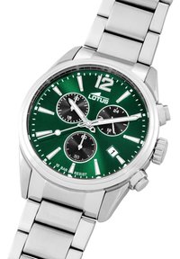 Reloj de acero inoxidable con una esfera verde, marcadores plateados, tres subesferas negras y pantalla de fecha. Presenta una correa de metal y funciones de cronógrafo.