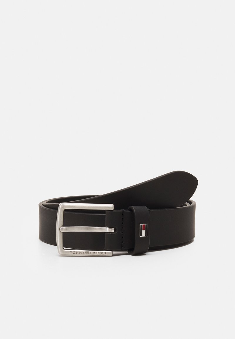 Svart läderbälte med en silverfärgad metallspänne, med en logotypaccent. Slät yta och enkel design, passar för olika outfits.