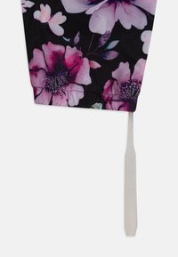 Blomsterkjole med svart bakgrunn og store rosa og hvite blomster. Inkluderer en lysfarget etikett på hemsen.