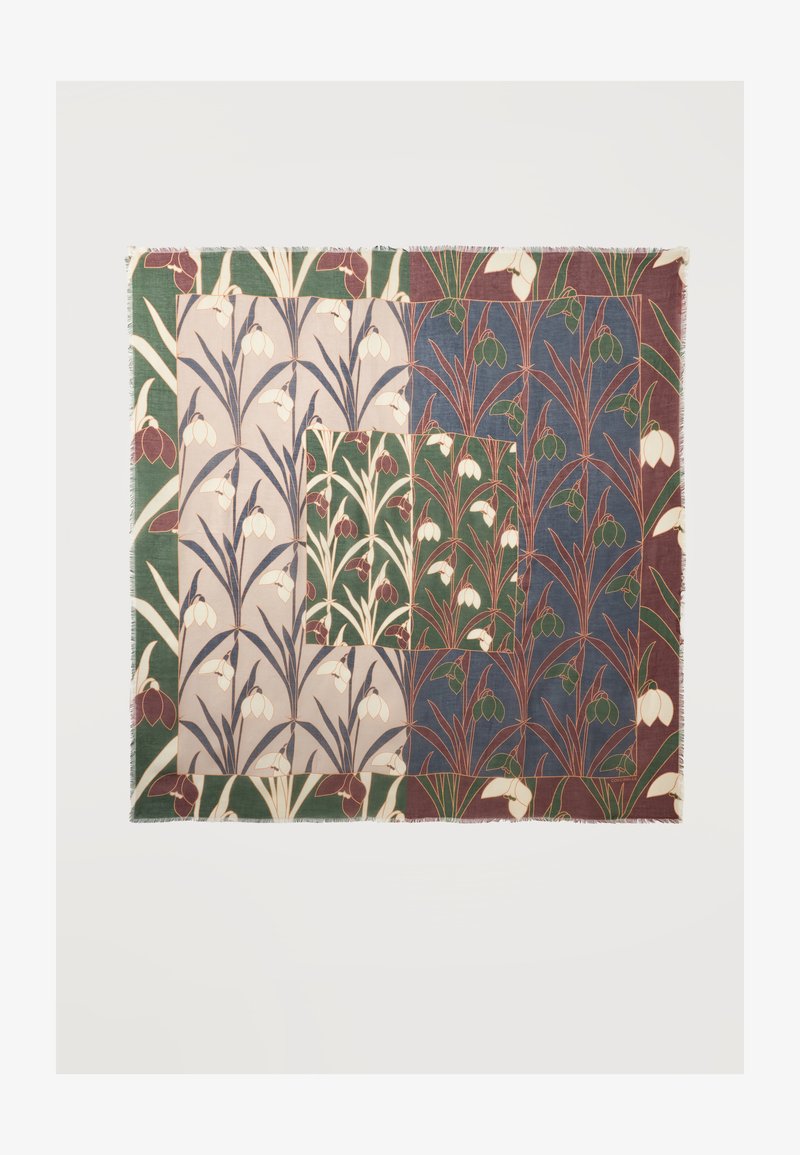 Foulard carré avec motif floral dans des sections vertes, bleues, beiges et marron, présentant des fleurs blanches et rouge foncé avec de longues tiges.