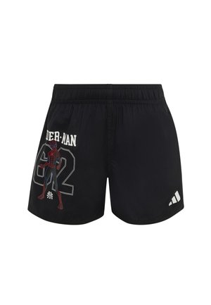 Czarne spodenki z elastycznym pasem, z grafiką Spider-Mana, numerem 82 i małym białym logo Adidas na prawej nogawce.