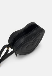 Even&Odd HEART - Torba čez telo - black