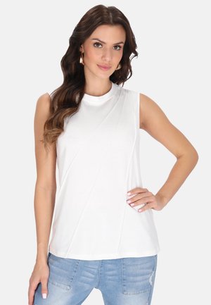 Weißes ärmelloses T-Shirt mit rundem Ausschnitt, das diagonale Nahtdetails und eine glatte, weiche Textur aufweist. Lässige Passform.
