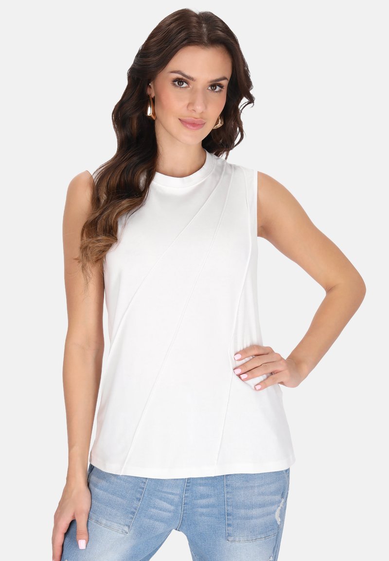 Hvid ærmeløs t-shirt med rund halsudskæring, der har diagonale sømdetaljer og en glat, blød tekstur. Casual pasform.