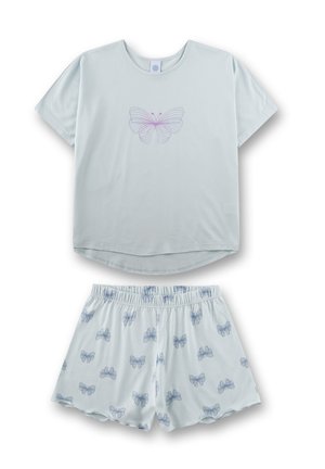 Hellblaues Kurzarmoberteil mit lila Schmetterlingsdesign, kombiniert mit passenden Shorts, die ein wiederholtes Muster blauer Schmetterlinge aufweisen.
