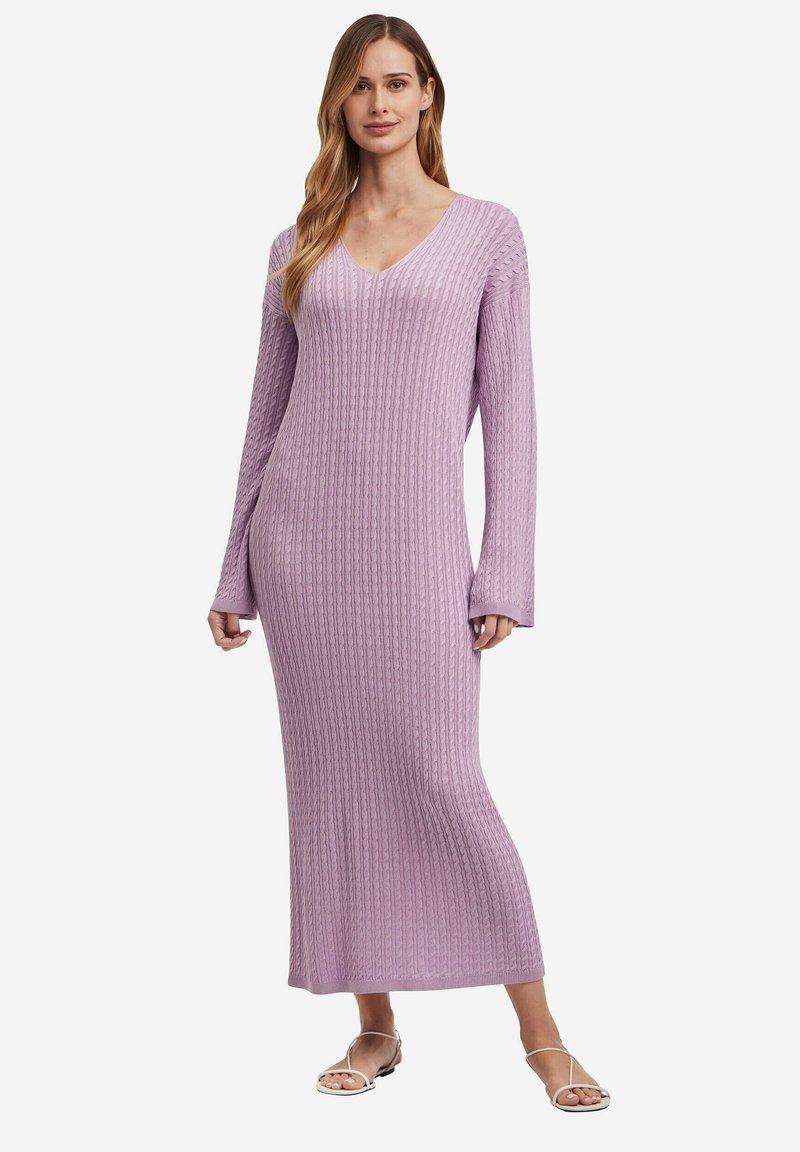 Langes, geripptes Kleid in hellem Lavendel mit V-Ausschnitt und langen Ärmeln, das eine figurbetonte Silhouette hat, die am Saum leicht ausgestellt ist.