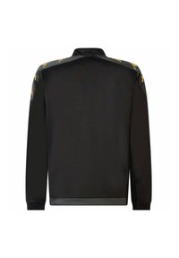 Chaqueta de pullover negra hecha de tela suave, con paneles en los hombros grises y acentos dorados, y un cuello clásico. Mangas largas con puños de canalé.