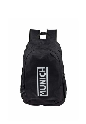Mochila negra con correas acolchadas, bolsillo frontal con cremallera y logotipo blanco "MUNICH" centrado verticalmente en el compartimento delantero.