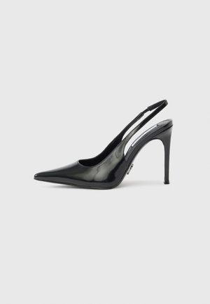 Schwarzer Slingback-Pumps aus Lackleder mit spitzer Kappe, ausgeschnittenen Seiten und schlankem Absatz. Glänzendes Finish mit minimalen Metallakzenten.
