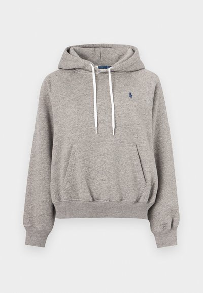 Ανοιχτό γκρι φούτερ με κουκούλα, μπροστινή τσέπη καγκουρό, λευκά κορδόνια, ριμπ μανσέτες και τελείωμα, και μικρό ναυτικό λογότυπο στο στήθος.