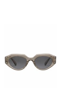 Gafas de sol con tinte gris y un marco de plástico transparente gris. El diseño angular presenta bordes prominentes y una ligera forma de ojo de gato.