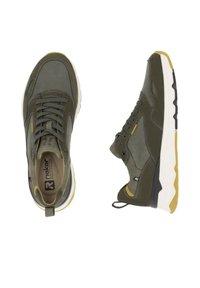 Scarpe da ginnastica verdi con un mix di tessuto liscio e testurizzato. Presentano accenti gialli e neri, chiusura con lacci e una suola bianca spessa.