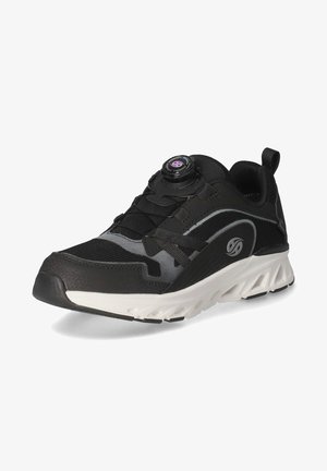 Zapatilla deportiva negra y gris con suela blanca, con un sistema de cordones por dial y logo en el lateral.