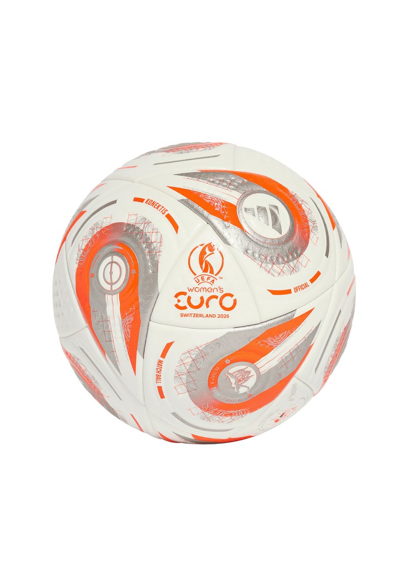 Hvid fodbold med orange og sølv accenter, med en glat tekstur og dynamiske, aerodynamiske mønstre. Viser UEFA Women's Euro branding.