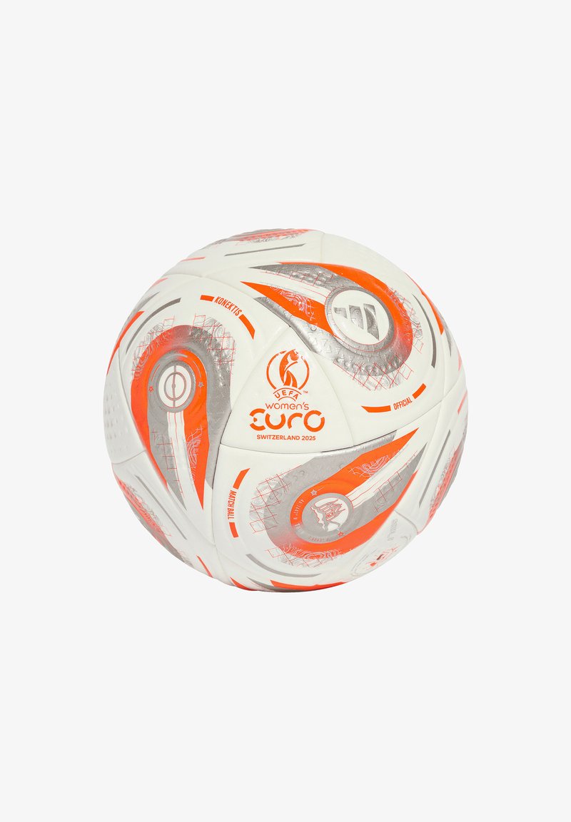 Hvid fodbold med orange og sølv accenter, med en glat tekstur og dynamiske, aerodynamiske mønstre. Viser UEFA Women's Euro branding.